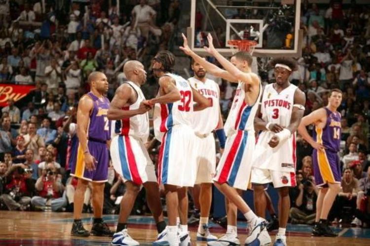 最强nba活塞五虎「NBA最丑陋的冠军当年的活塞五虎那才叫团队篮球的极致」