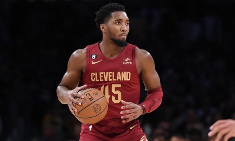 NBA颁奖礼:字母哥获常规赛MVP,东契奇当选最佳新秀「NBA官方更新MVP榜字母哥力压东契奇居首库里杜兰特首进前十」