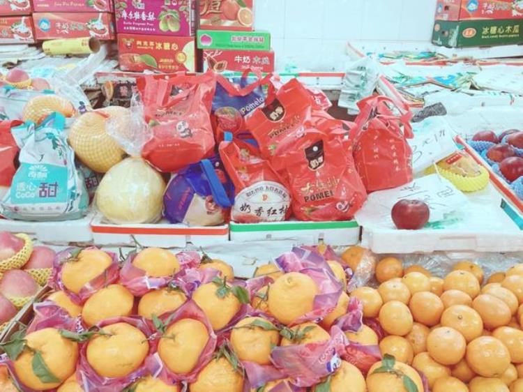 老胡同里的菜市场不仅物美价廉新鲜丰富还藏着冰墩墩