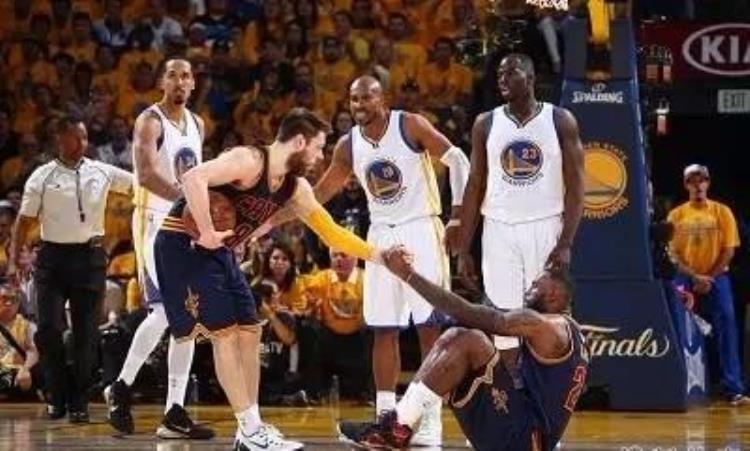 nba球员摔倒为什么没事「为什么NBA球员摔倒不自己站起来仅是想多休息几秒」