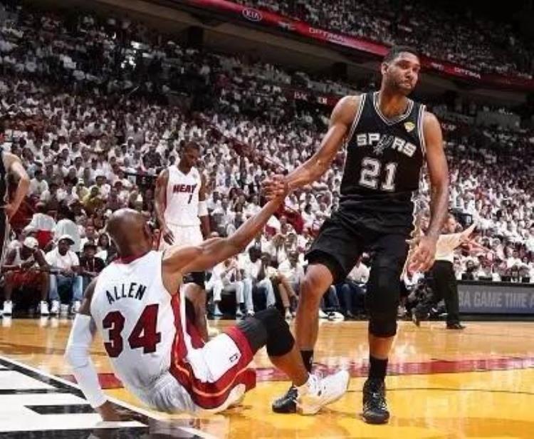 nba球员摔倒为什么没事「为什么NBA球员摔倒不自己站起来仅是想多休息几秒」