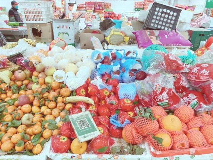 老胡同里的菜市场不仅物美价廉新鲜丰富还藏着冰墩墩