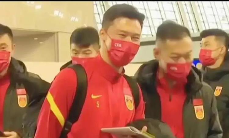 中国足协降薪「国足无缘世界杯足协终于怒了球员大幅降薪外援每月只拿120万」