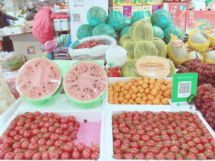老胡同里的菜市场不仅物美价廉新鲜丰富还藏着冰墩墩