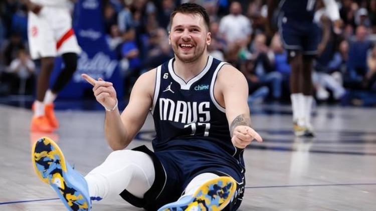 NBA颁奖礼:字母哥获常规赛MVP,东契奇当选最佳新秀「NBA官方更新MVP榜字母哥力压东契奇居首库里杜兰特首进前十」