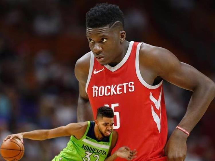 篮球过分挥肘定义「什么是NBA级别的对抗挥肘让姚明出血詹皇直接把球扣变形」