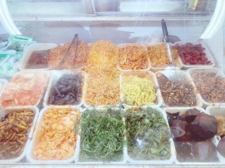 老胡同里的菜市场不仅物美价廉新鲜丰富还藏着冰墩墩