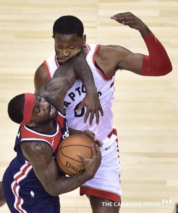 篮球过分挥肘定义「什么是NBA级别的对抗挥肘让姚明出血詹皇直接把球扣变形」