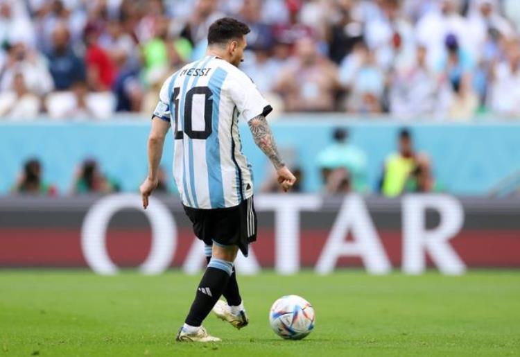阿根廷的进球为什么被吹「阿根廷输球遭央视调侃解说评论3次进球被吹边裁胳膊也够累的」