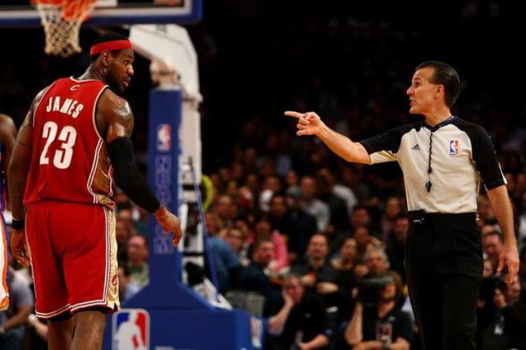 nba裁判公平吗「当一名NBA裁判很爽吗看比赛拿签名工资高但事实却是相反」