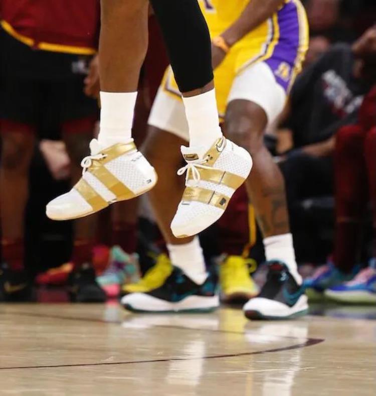 詹姆斯上脚白金NikeAIRZoom2055来看看22日NBA比赛中的kobe战靴