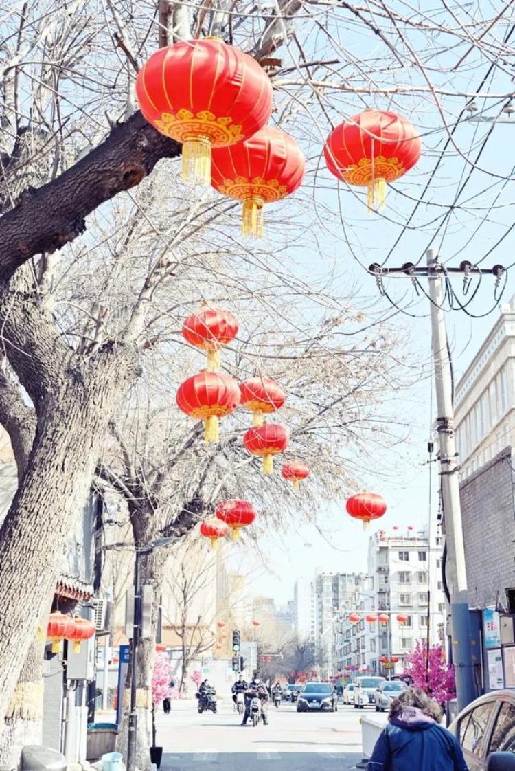 老胡同里的菜市场不仅物美价廉新鲜丰富还藏着冰墩墩