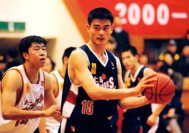 姚明为什么能成为02状元「02年姚明凭什么当选状元22岁的年纪看他在CBA的表现就懂」