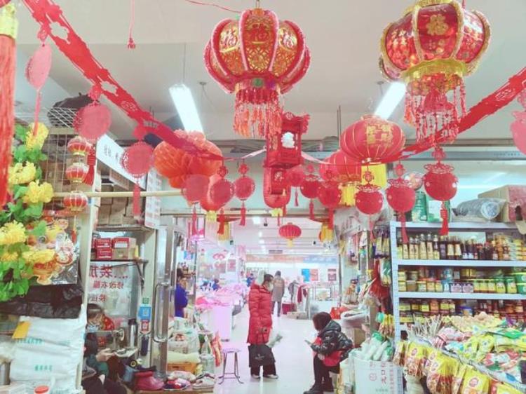 老胡同里的菜市场不仅物美价廉新鲜丰富还藏着冰墩墩