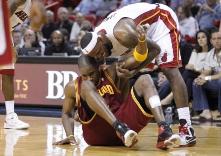 nba球员摔倒为什么没事「为什么NBA球员摔倒不自己站起来仅是想多休息几秒」