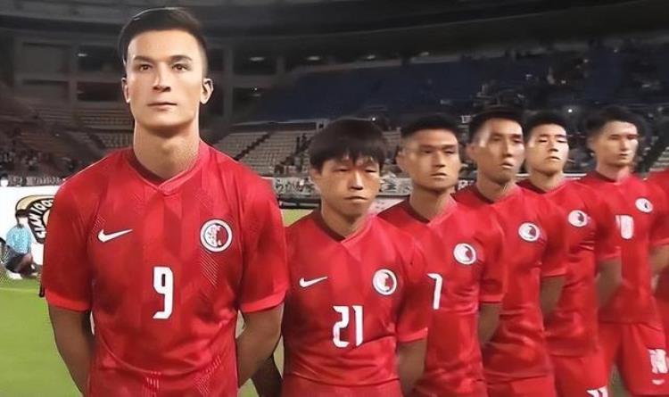 国足在亚洲「东亚杯争议一幕国足全员11人高唱国歌中国香港男足仅1人跟唱」