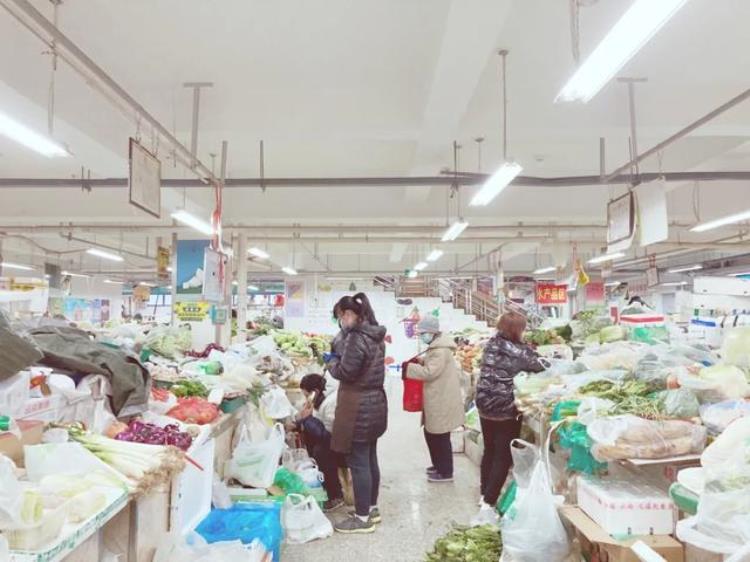 老胡同里的菜市场不仅物美价廉新鲜丰富还藏着冰墩墩
