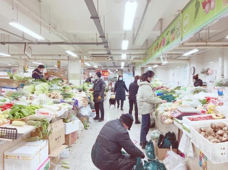 老胡同里的菜市场不仅物美价廉新鲜丰富还藏着冰墩墩