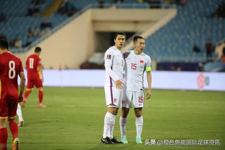 世预赛中国对阿曼集锦「世预赛中国2比0输阿曼边路被打爆中场不会传球真实水平展现」