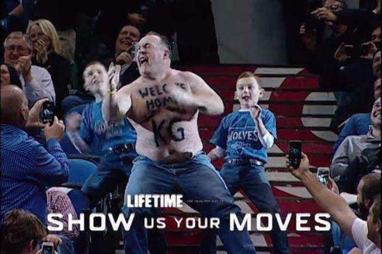 狼王球迷12年后重新跳舞「NBA球迷多狂热大叔庆祝狼王回归时隔12年再次献舞」
