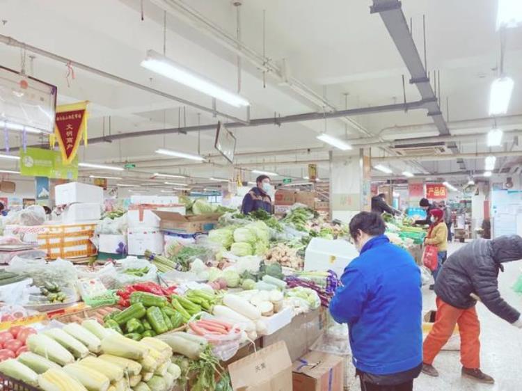 老胡同里的菜市场不仅物美价廉新鲜丰富还藏着冰墩墩