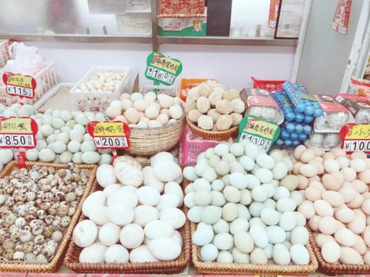 老胡同里的菜市场不仅物美价廉新鲜丰富还藏着冰墩墩