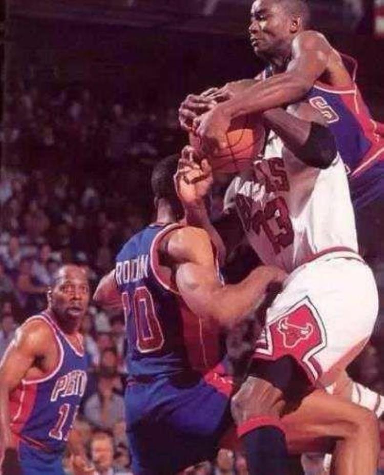 篮球过分挥肘定义「什么是NBA级别的对抗挥肘让姚明出血詹皇直接把球扣变形」