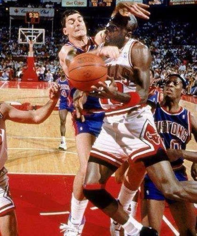 篮球过分挥肘定义「什么是NBA级别的对抗挥肘让姚明出血詹皇直接把球扣变形」