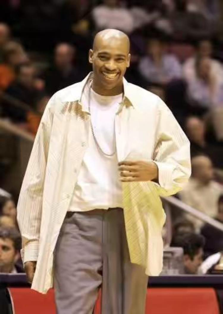 当NBA没有穿搭禁令卡特一身打扮配上他的笑容妥妥老干部画风