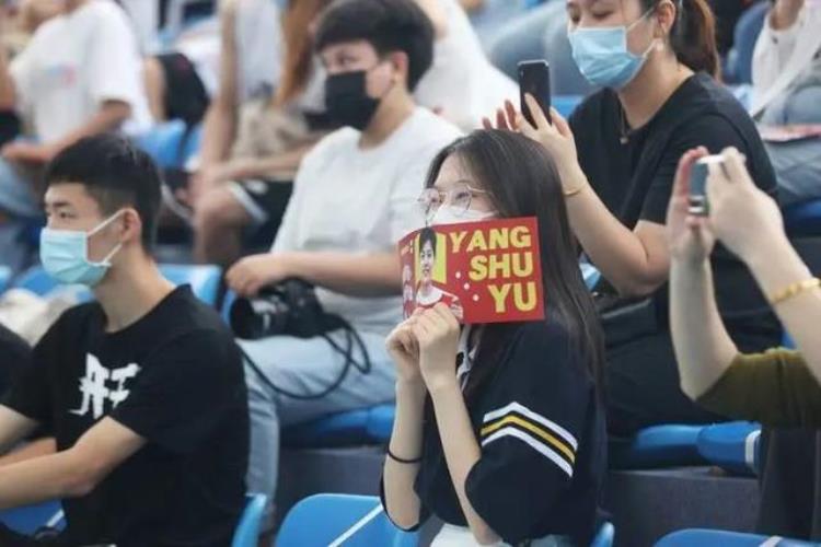 杨舒予是谁为啥那么火大部分球迷都是冲着她来的「杨舒予是谁为啥那么火大部分球迷都是冲着她来的」