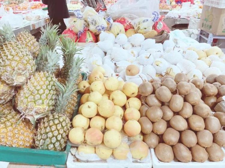 老胡同里的菜市场不仅物美价廉新鲜丰富还藏着冰墩墩