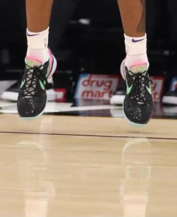 詹姆斯上脚白金NikeAIRZoom2055来看看22日NBA比赛中的kobe战靴