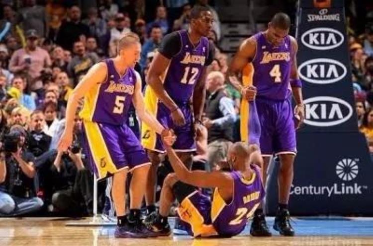 nba球员摔倒为什么没事「为什么NBA球员摔倒不自己站起来仅是想多休息几秒」