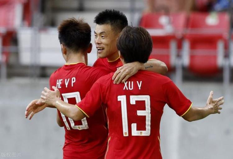 国足在亚洲「东亚杯争议一幕国足全员11人高唱国歌中国香港男足仅1人跟唱」