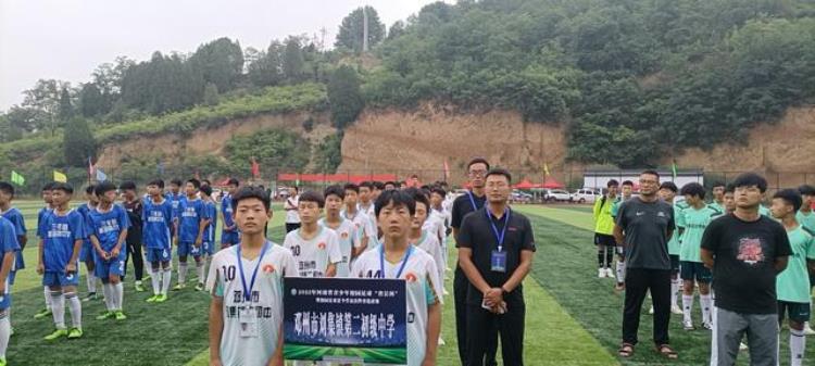 一支乡镇的小学生足球队竟能获得省「乡村学校足球队驰骋省级大赛场」