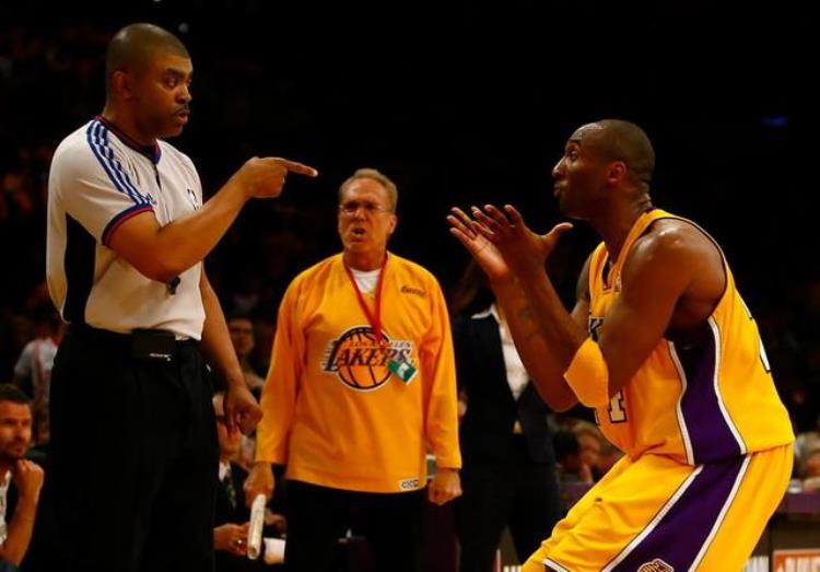 nba裁判公平吗「当一名NBA裁判很爽吗看比赛拿签名工资高但事实却是相反」
