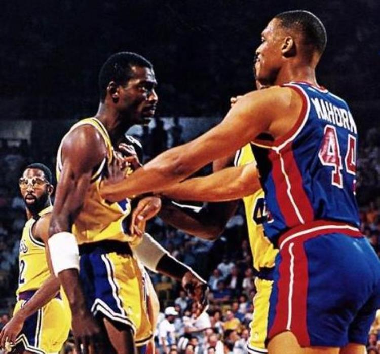 nba历史哪个队阵容最强「如果选一套NBA历史打架最强阵容你认为都应该是谁」