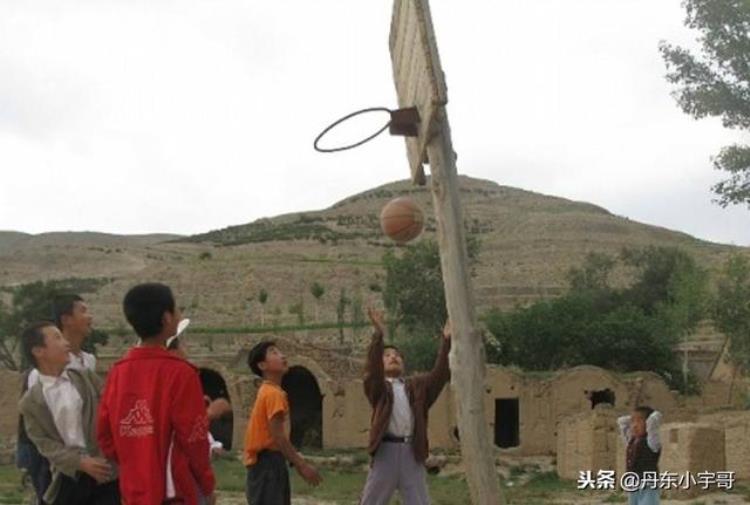 粘土制作篮子「宇哥忆童年2小伙伴最爱打篮球用土篮子就可以自制篮筐」