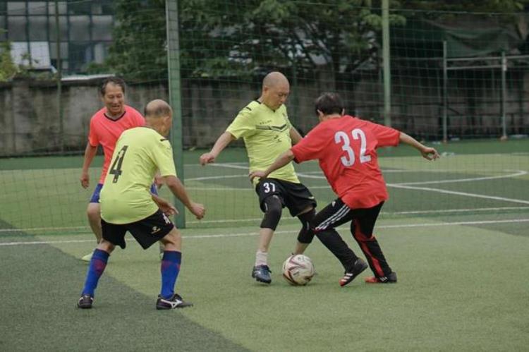重庆爷爷足球队成立39年最大球员85岁,重庆当代足球运动员