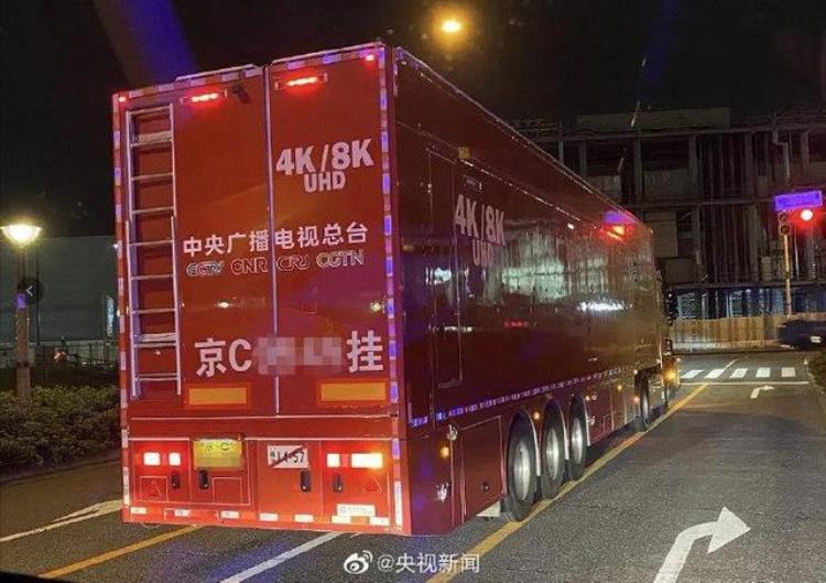 曼曼看奥运丨京牌沪牌还有粤牌中国牌照转播车不断现身东京街头