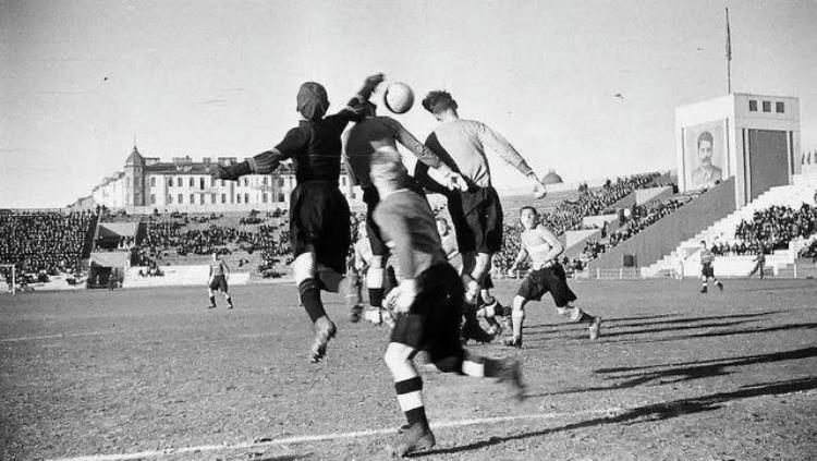 二战枪口下的足球赛身穿国旗的面包队用死捍卫国家尊严
