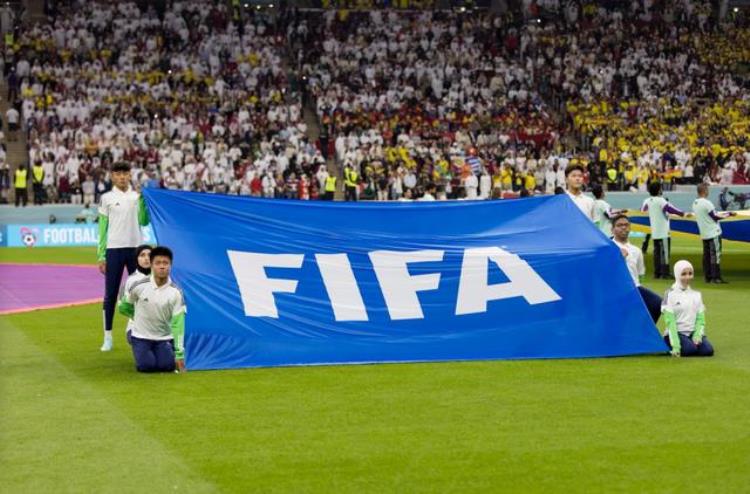 中国足球少年成为世界杯护旗手