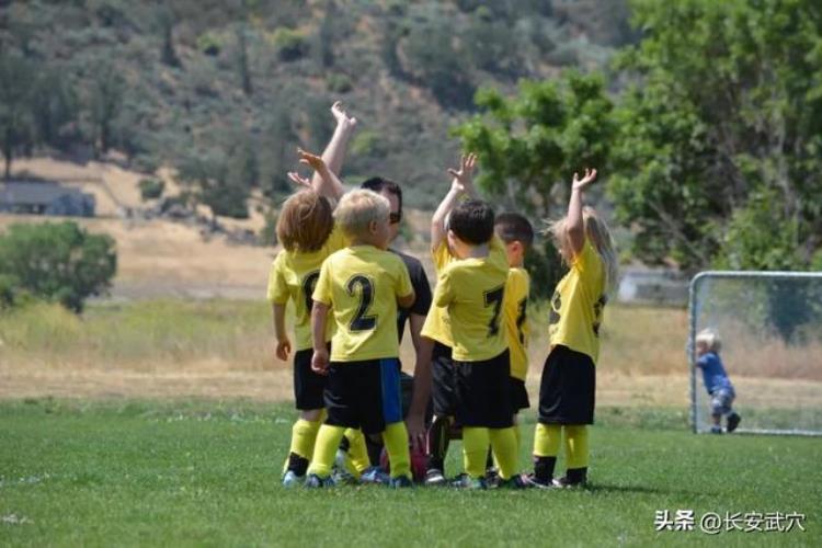 踢足球对孩子有什么好处「世界杯来了孩子踢足球有什么好处这些道理告诉孩子」