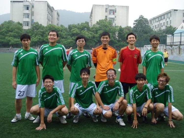 一支杭州草根足球队的10年一群小伙子在绿茵场上的较真