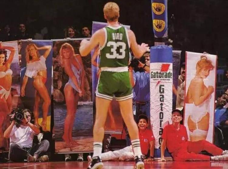 NBA干扰罚球「NBA球迷如何干扰罚球9图诠释各种奇葩招式伯德这太难顶了」