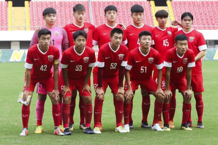 在中国如何成为职业足球运动员「在国内普通人如何能成为职业足球运动员必须要满足这几点」