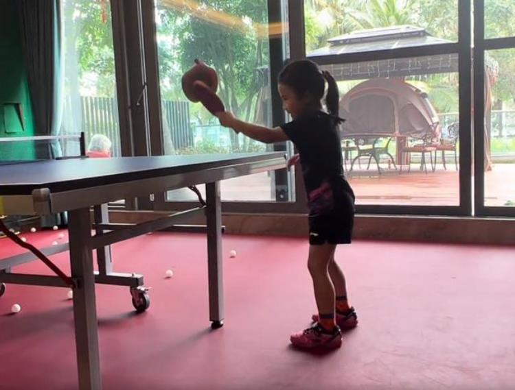 冠军王楠单膝跪地教女儿打球穿人字拖满地乒乓球庭院好阔气