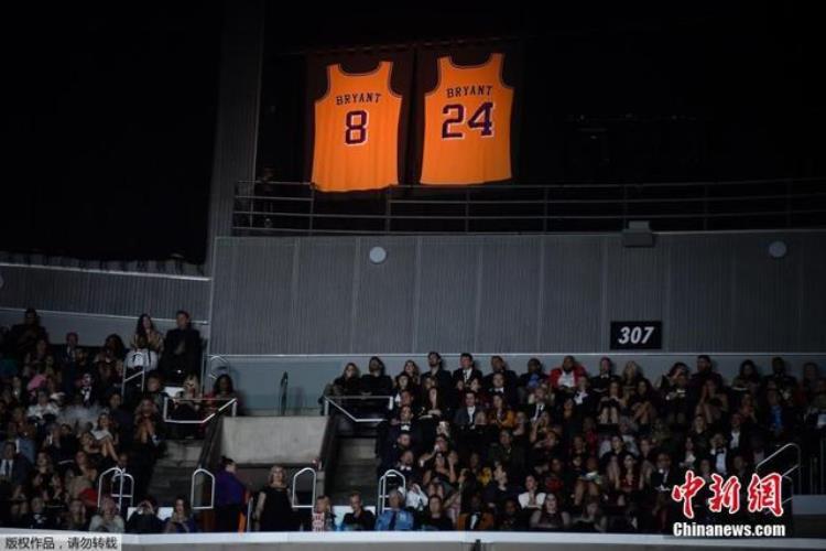 NBA悼念科比「NBA赛场悼念科比离世格莱美现场致敬篮球传奇」