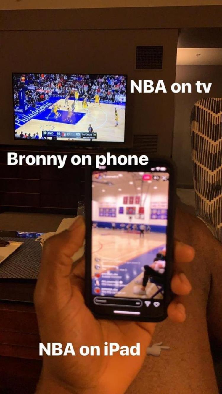 一心三用詹姆斯在家用电视iPad看NBA,手机看儿子布朗尼高中比赛