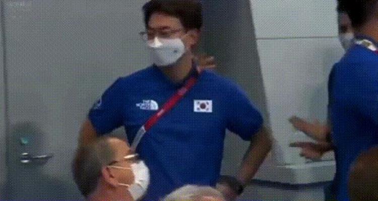 韩国选手跳水搞笑「热搜第一韩国跳水选手火了中途返回炸鱼丢脸后教练转头」